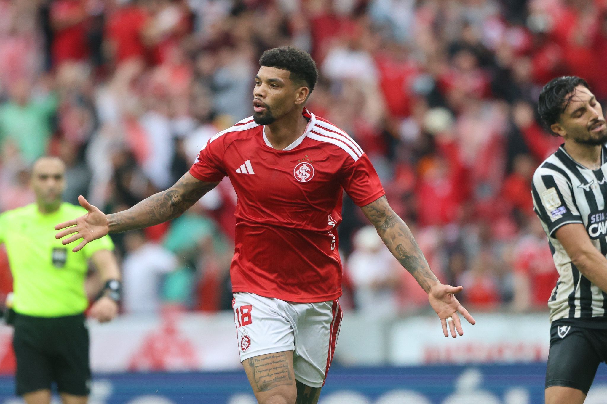 Internacional domina, goleia o Botafogo e sai da zona de rebaixamento do Brasileirão