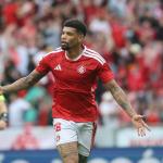 Internacional domina, goleia o Botafogo e sai da zona de rebaixamento do Brasileirão