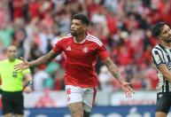Internacional domina, goleia o Botafogo e sai da zona de rebaixamento do Brasileirão