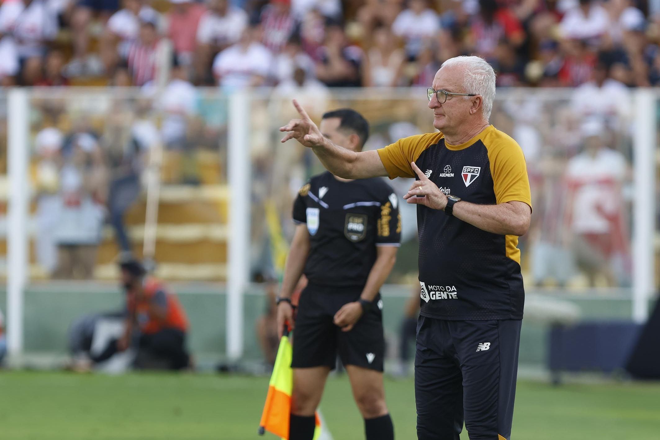 Dorival fala em 'blindagem' do elenco e exalta diretoria do São Paulo: 'Tem se doado'