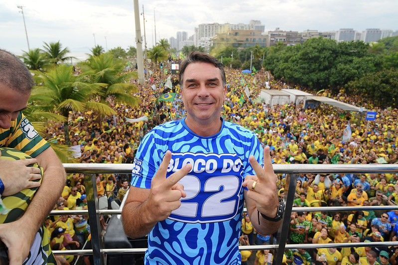 Eleições 2026: No Amazonas, Flávio Bolsonaro ultrapassa Lula com 50% das urnas apuradas