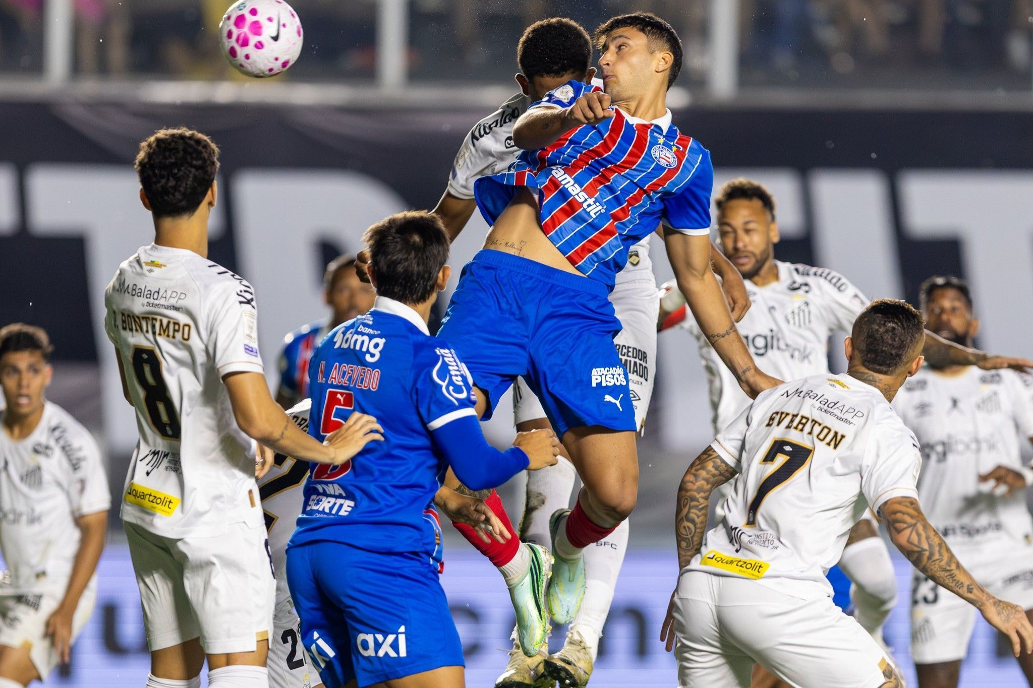 Santos supera expulsão de Neymar e arranca empate com Bahia pelo Brasileiro