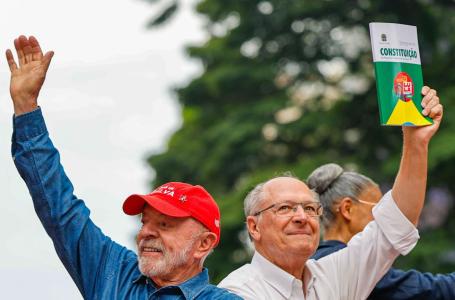 Lula e Geraldo Alckmin durante ato na Avenida Paulista
