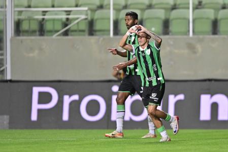 Segovinha comemora gol marcado contra o Cuiabá
