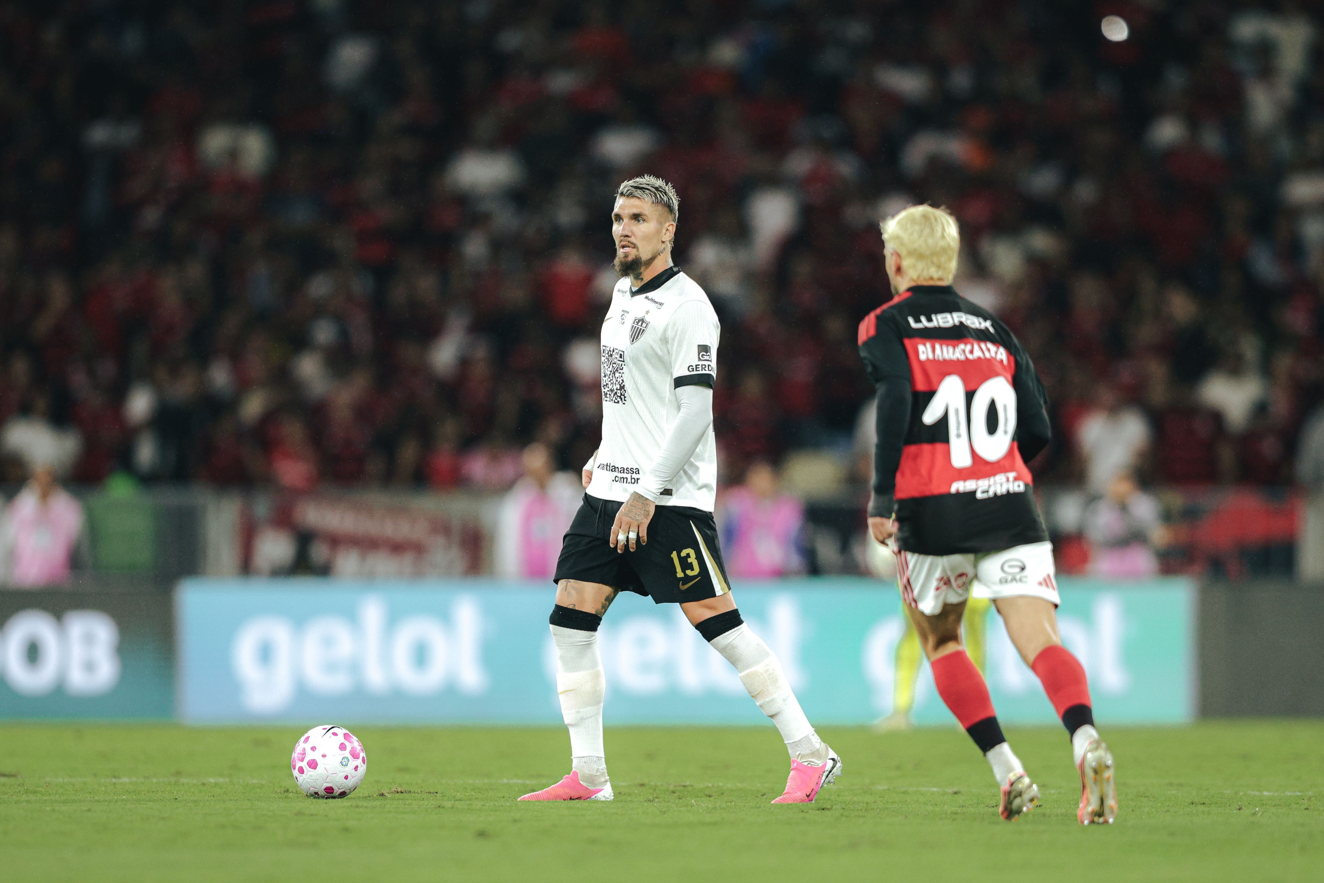 Atlético sofre virada no fim e vê Flamengo reassumir liderança do Brasileiro