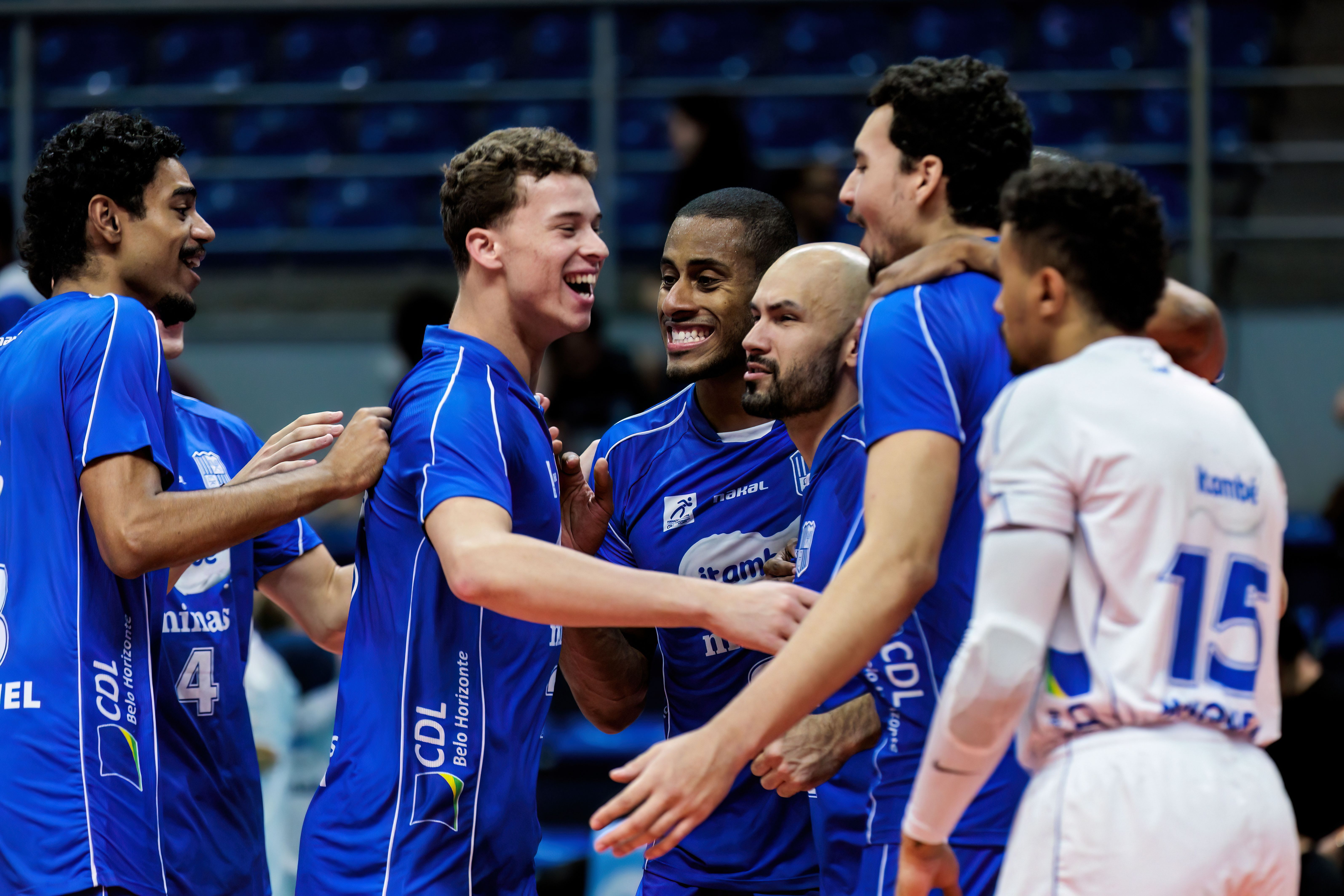 Itambé Minas vira sobre Sesi Bauru e estreia com vitória na Superliga Masculina