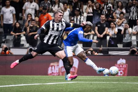 Lyanco, zagueiro do Atlético, em lance com Matheus Pereira, do Cruzeiro, durante clássico nessa quinta-feira (29), na Arena MRV