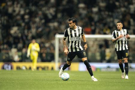 Reinier, meia do Atlético, em ação contra o Cruzeiro