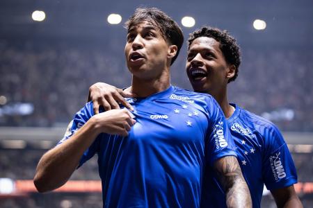 Kaio Jorge e Zé Lucas comemoram gol do Cruzeiro sobre o Atlético na Arena MRV