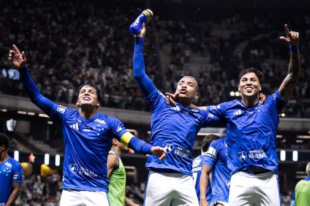 Jogadores do Cruzeiro comemoram vitória contra o Atlético na Arena MRV