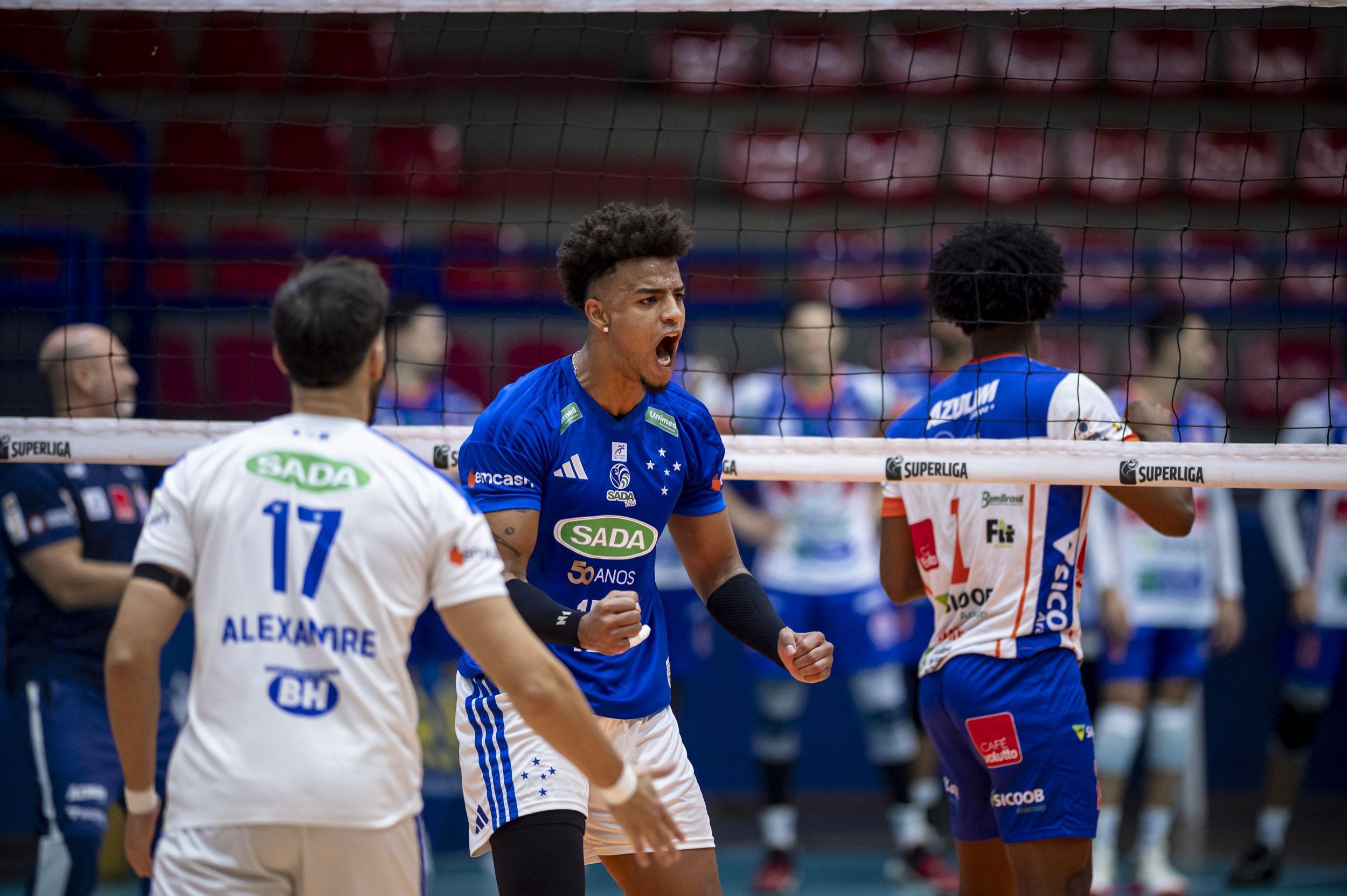 Em duelo mineiro, Sada Cruzeiro domina e vence Monte Carmelo pela Superliga