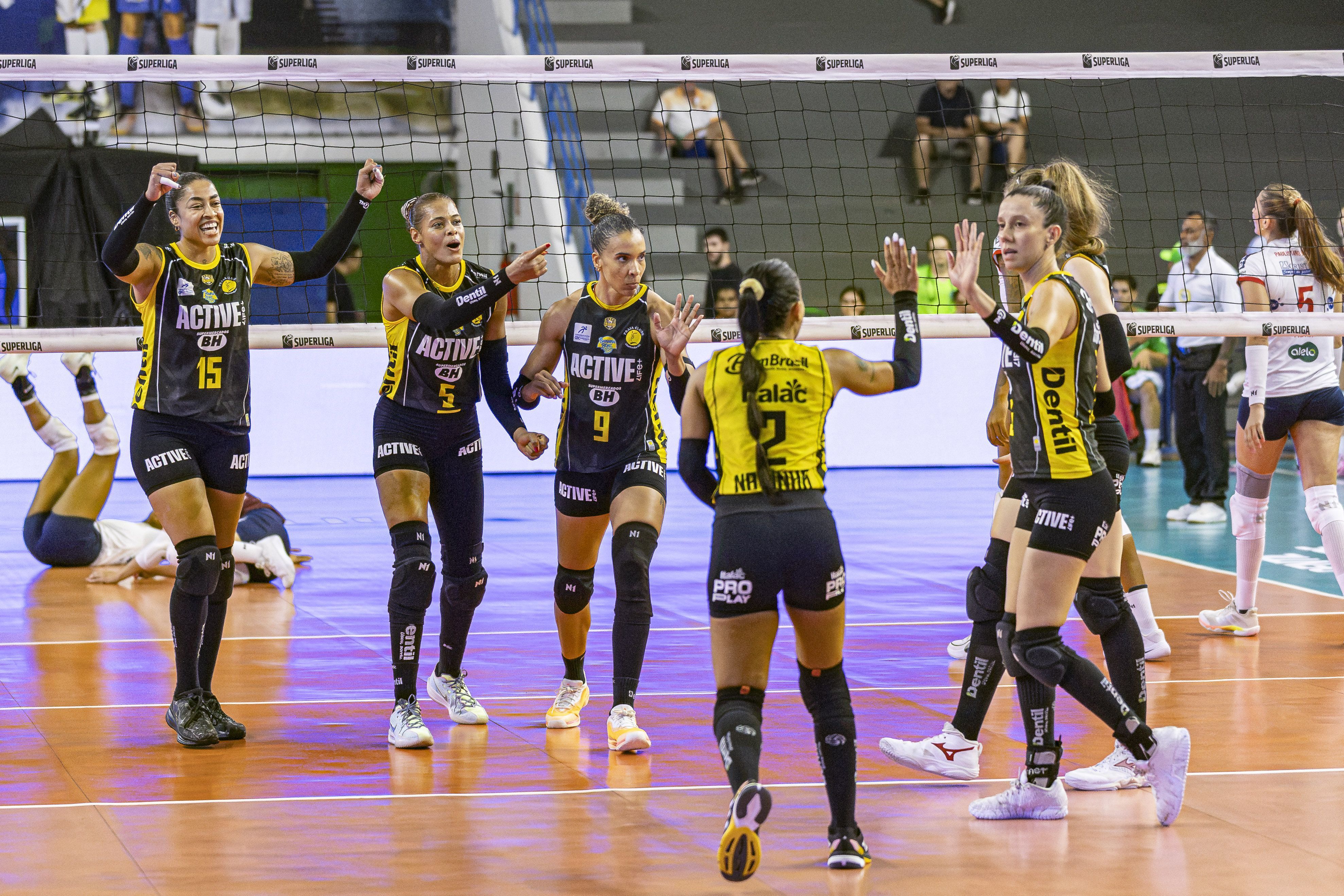 Praia Clube atropela Barueri e segue com 100% de aproveitamento na Superliga Feminina