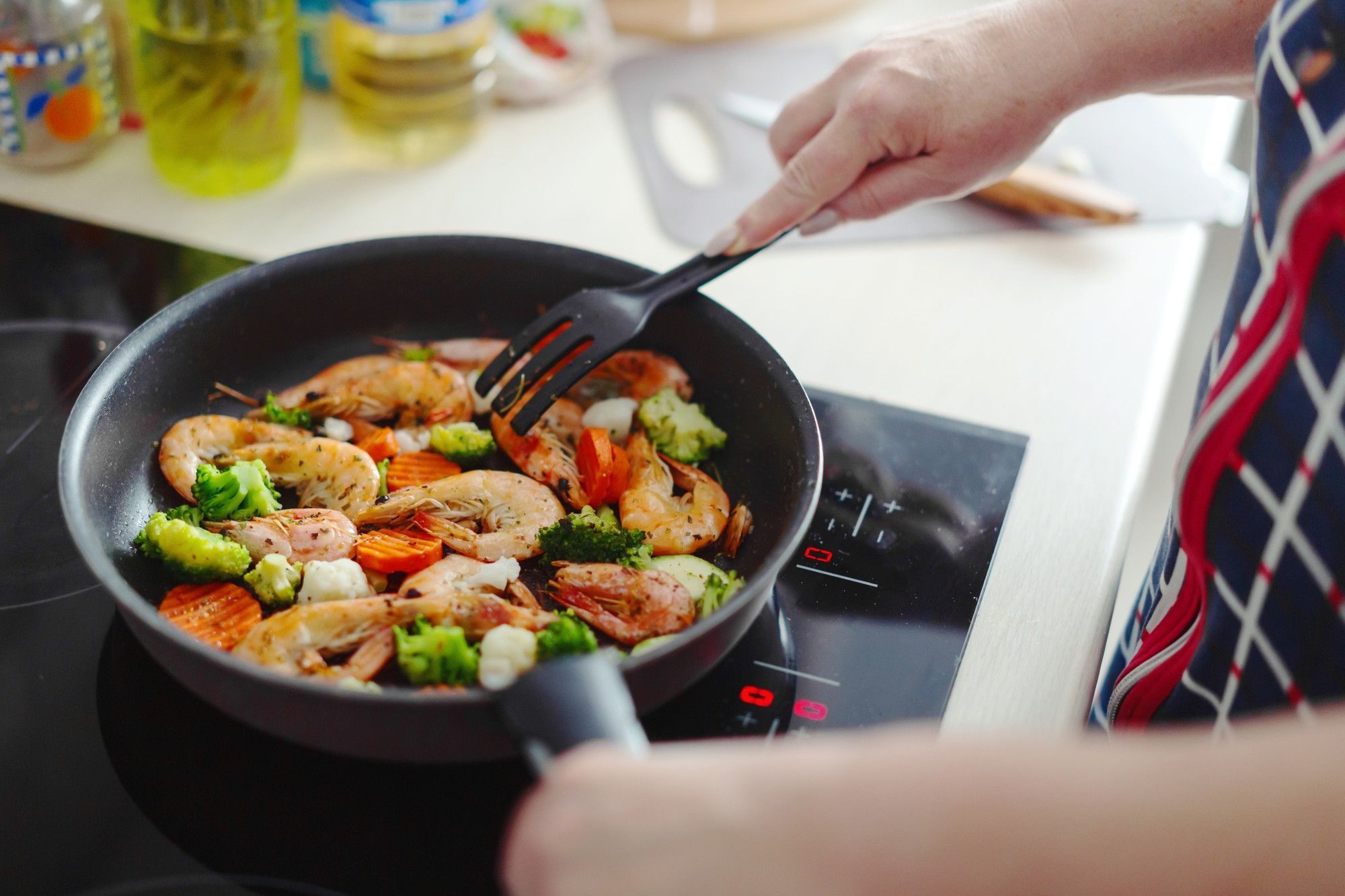 Como cozinhar camarão congelado perfeitamente: tempos, truques e 5 métodos fáceis