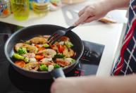 Como cozinhar camarão congelado perfeitamente: tempos, truques e 5 métodos fáceis