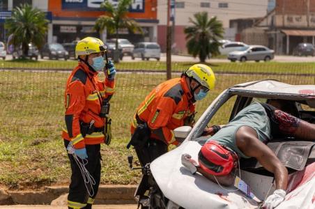 Viaturas de emergência e equipes de resgate reunidas no pátio da Polícia Rodoviária Federal durante simulação.