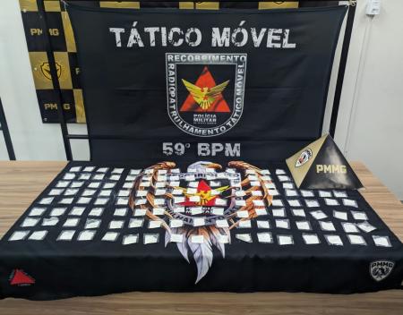 Papelotes de drogas e materiais apreendidos pela Polícia Militar em operação no Sul de Minas.