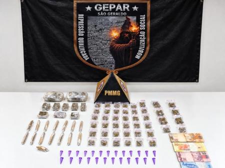 Material ilícito e dinheiro apreendidos pela Polícia Militar em Pouso Alegre.
