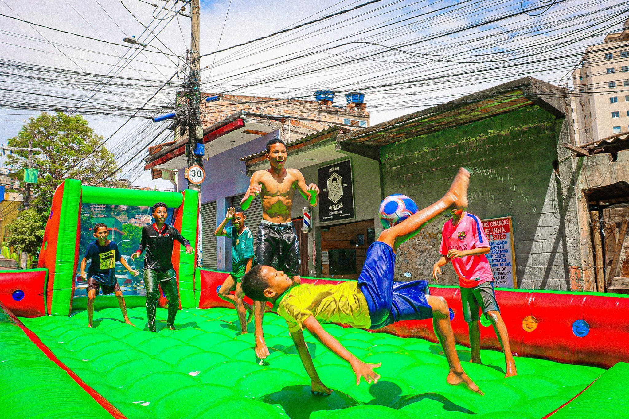 Centro Cultural Lá da Favelinha promove festa do Dia das Crianças no Aglomerado da Serra