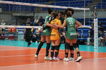 Equipe do Brasília Vôlei durante jogo do Campeonato Mineiro