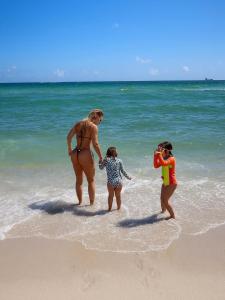 Virginia e as filhas na praia • Reprodução/Instagram