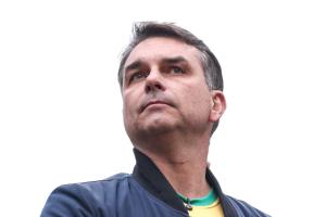 Medo de prisão justifica recuo de Flávio Bolsonaro sobre resultado das urnas