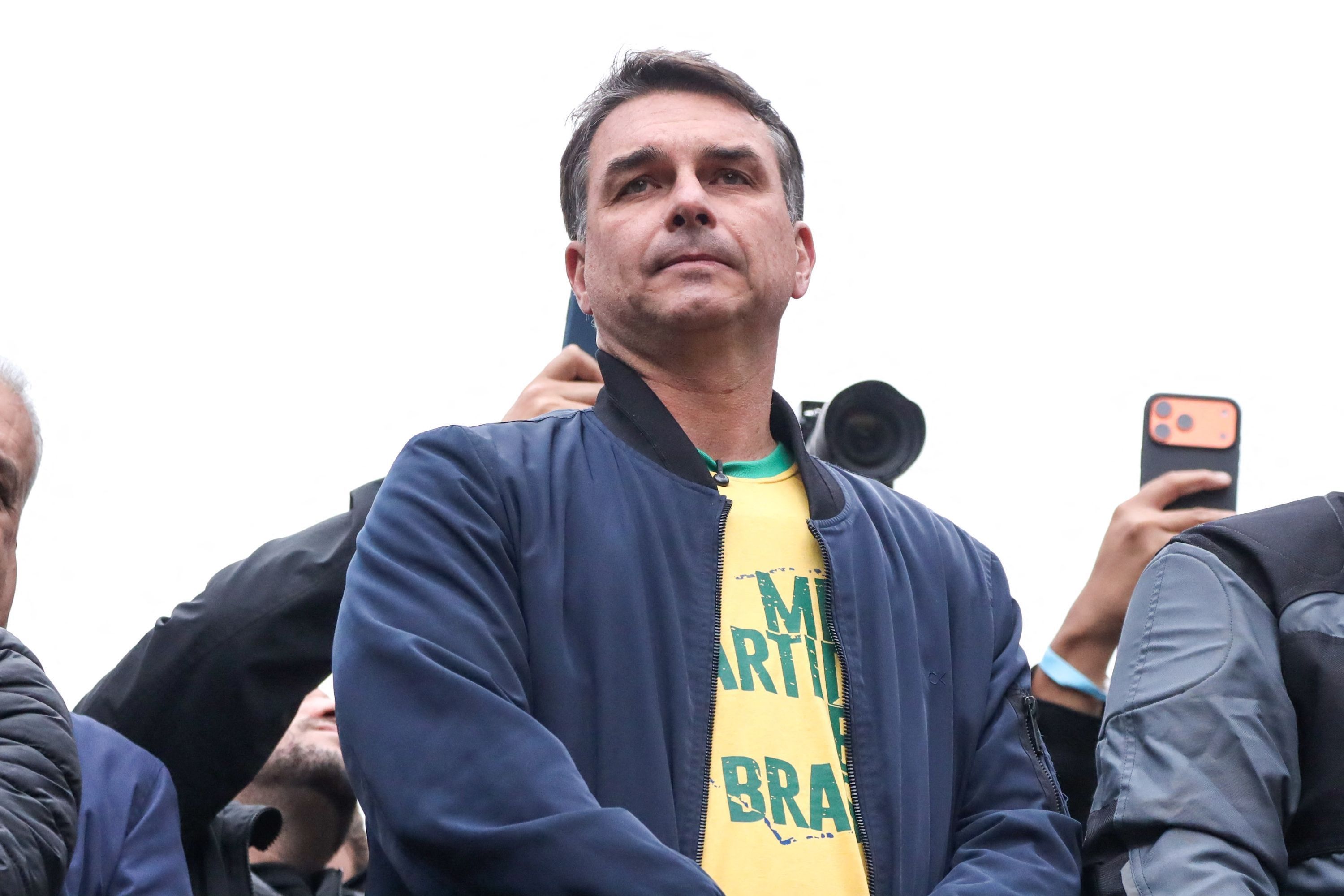 Flávio Bolsonaro diz que vai participar de debates contra Lula no 2º turno