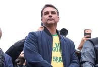 Flávio Bolsonaro diz que vai participar de debates contra Lula no 2º turno
