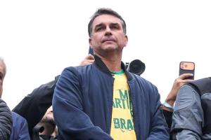Flávio Bolsonaro diz que vai participar de debates contra Lula no 2º turno