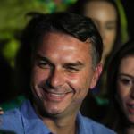 Flávio Bolsonaro chama de 'interferência política' a proibição do STF de visitar o pai