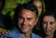 Flávio Bolsonaro chama de 'interferência política' a proibição do STF de visitar o pai