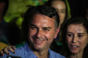 Flávio Bolsonaro almoça com prefeitos da Grande SP neste domingo (11)