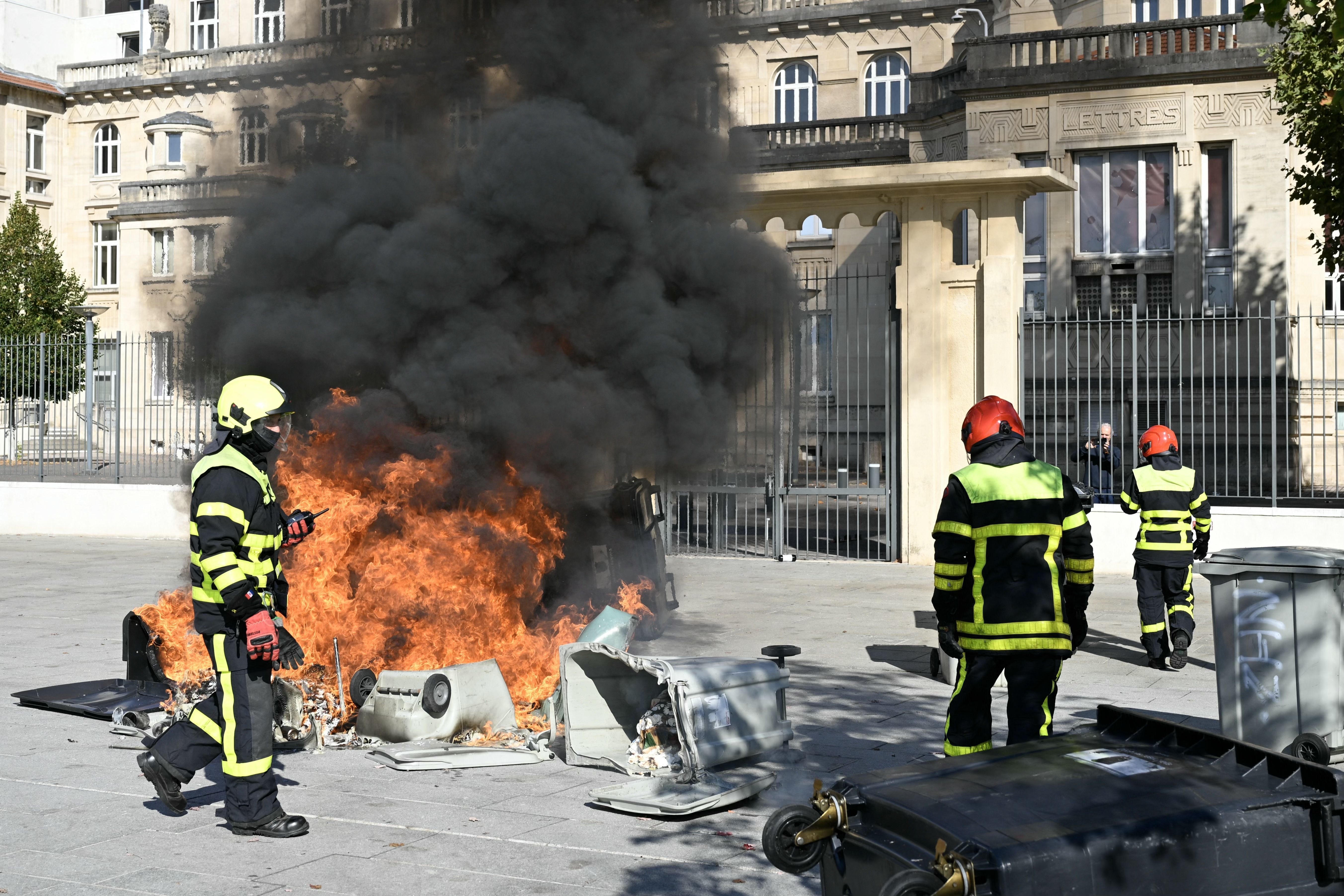 Protestos na França: estudante de 15 anos tem mão arrancada ao pegar granada lançada por policiais