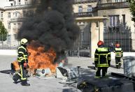 Protestos na França: estudante de 15 anos tem mão arrancada ao pegar granada lançada por policiais