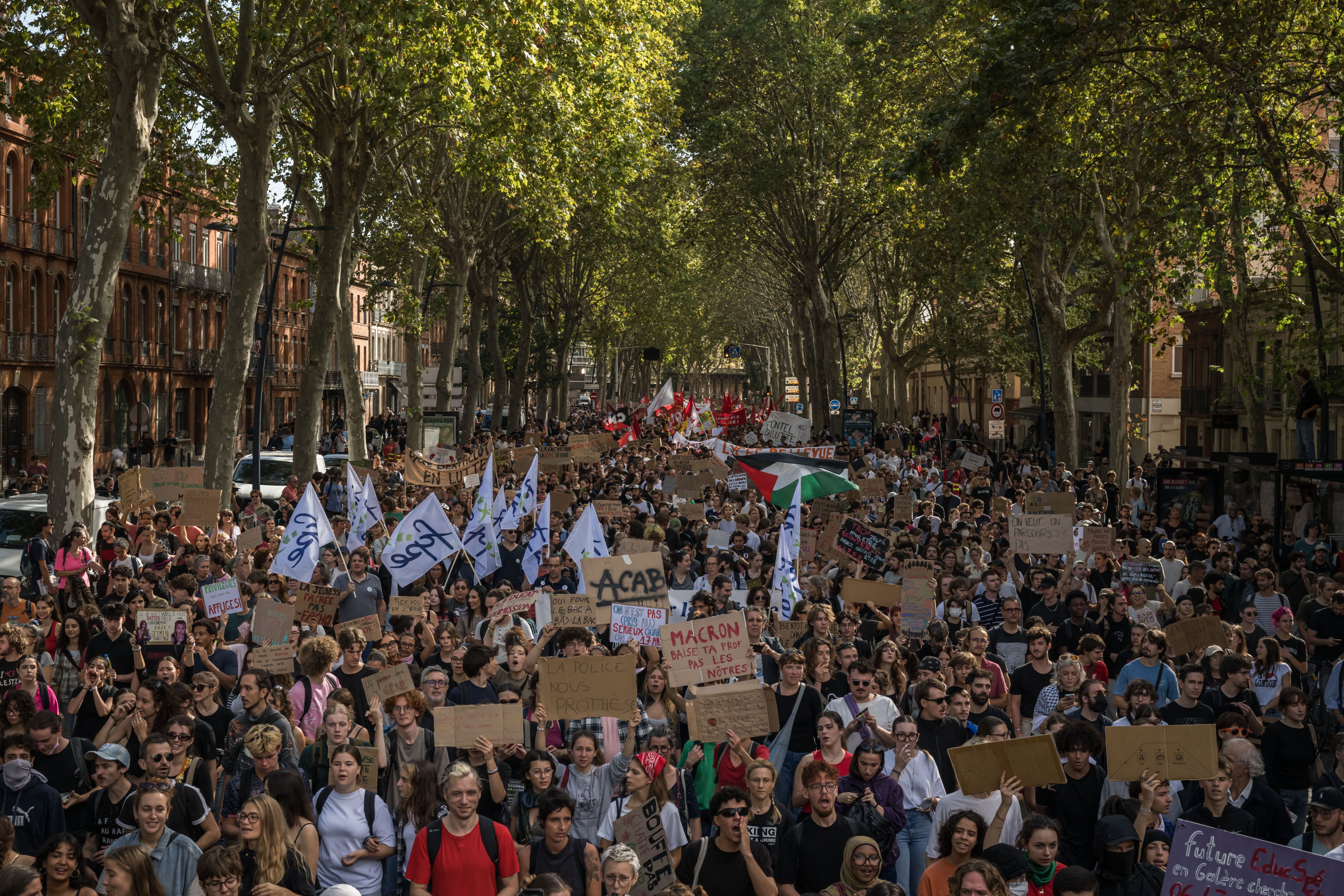 Premiê da França condena violência nas manifestações; organizadores apontam que 450 mil estão nas ruas