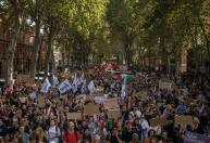 Premiê da França condena violência nas manifestações; organizadores apontam que 450 mil estão nas ruas
