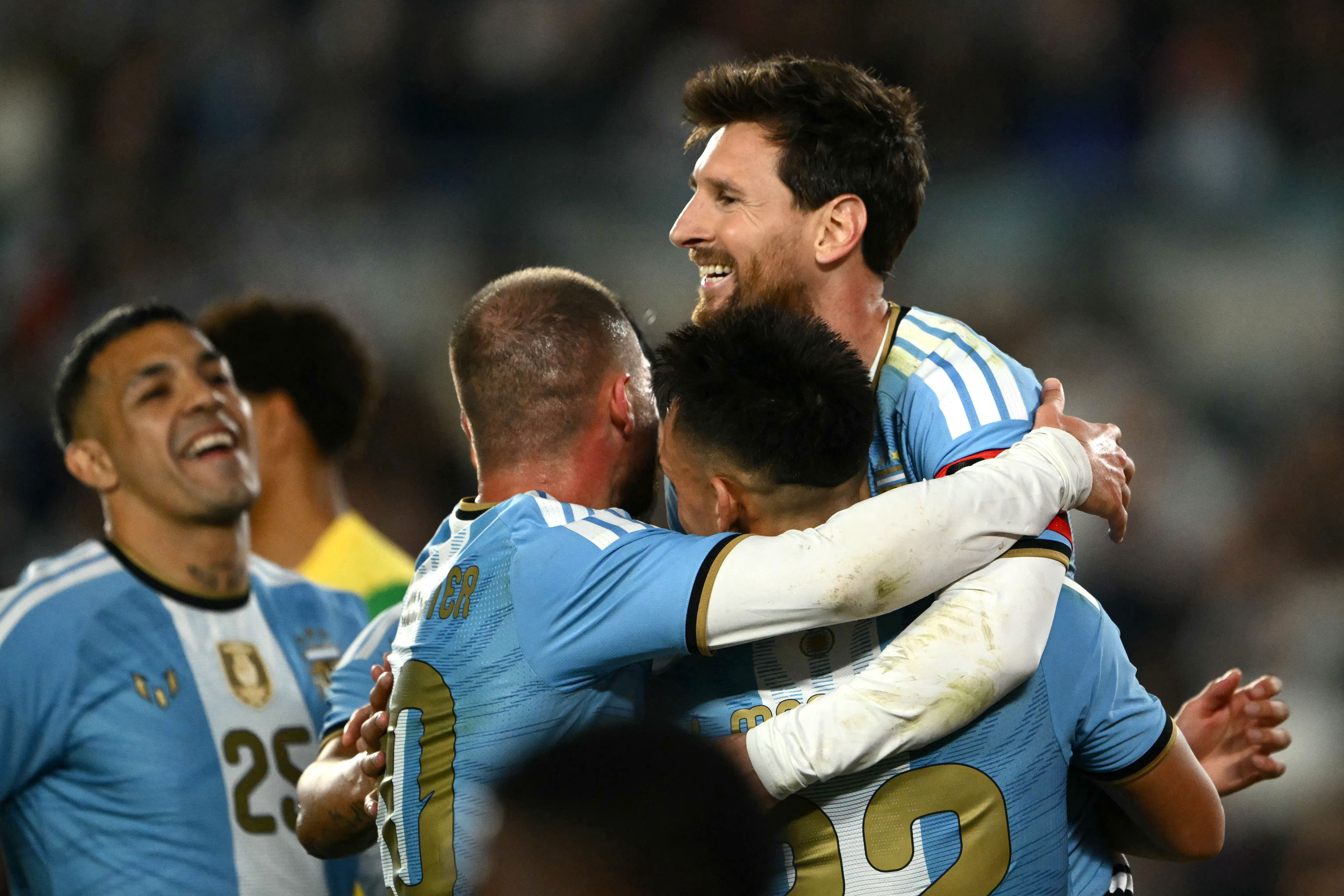 Em dia de festa e despedida, Messi marca, e Argentina goleia Benin no Monumental