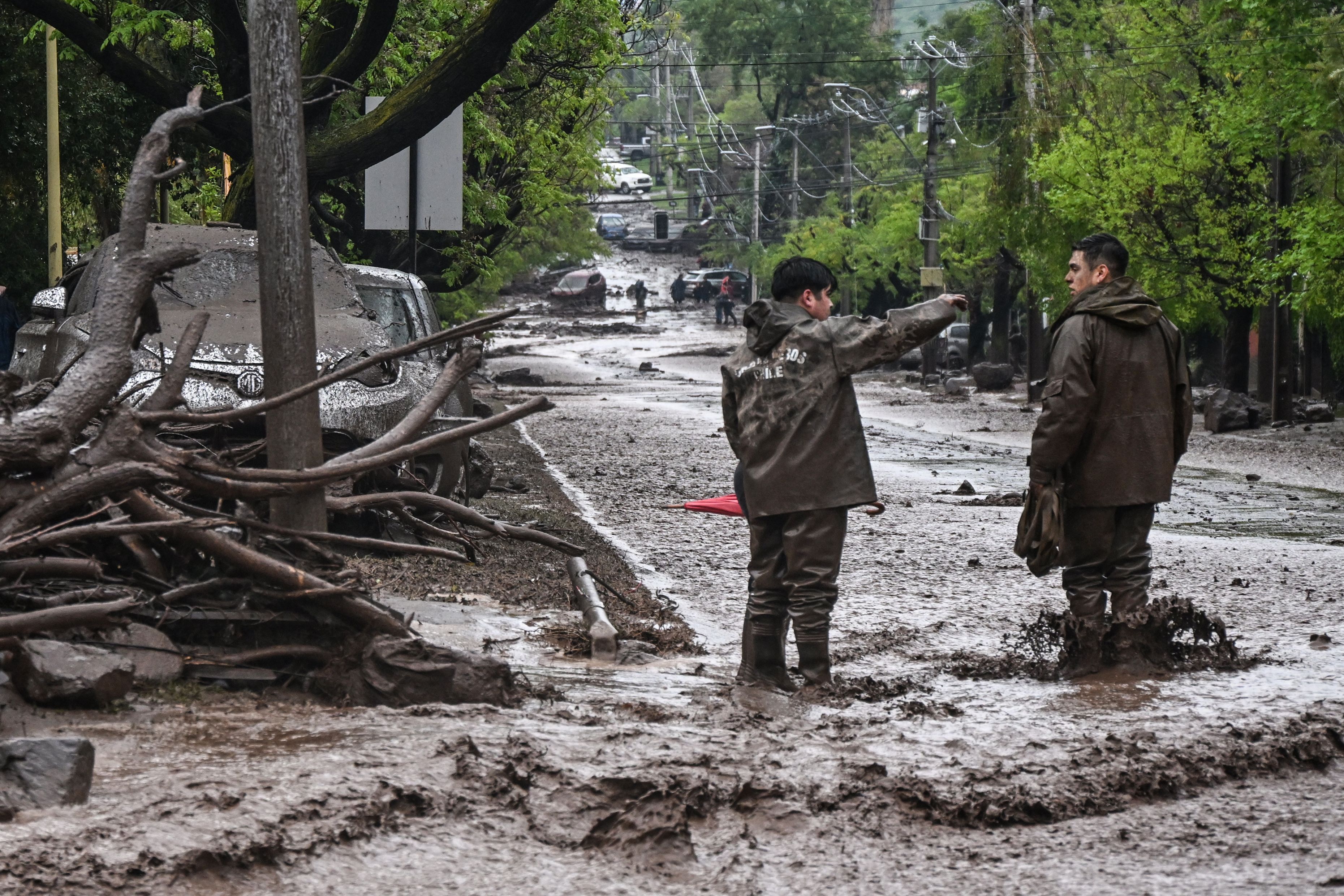 Vídeo mostra destruição após deslizamento de terra e chuva no Chile; governo declara emergência