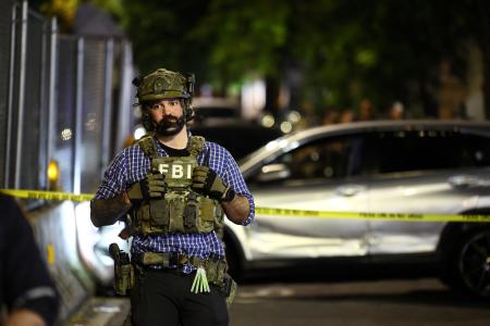 Agentes federais permanecem próximos ao local onde um homem foi baleado por um oficial do Immigration and Customs Enforcement (ICE) durante uma operação no bairro do Bronx, em Nova York, em 8 de outubro de 2026, segundo a imprensa local e a polícia.