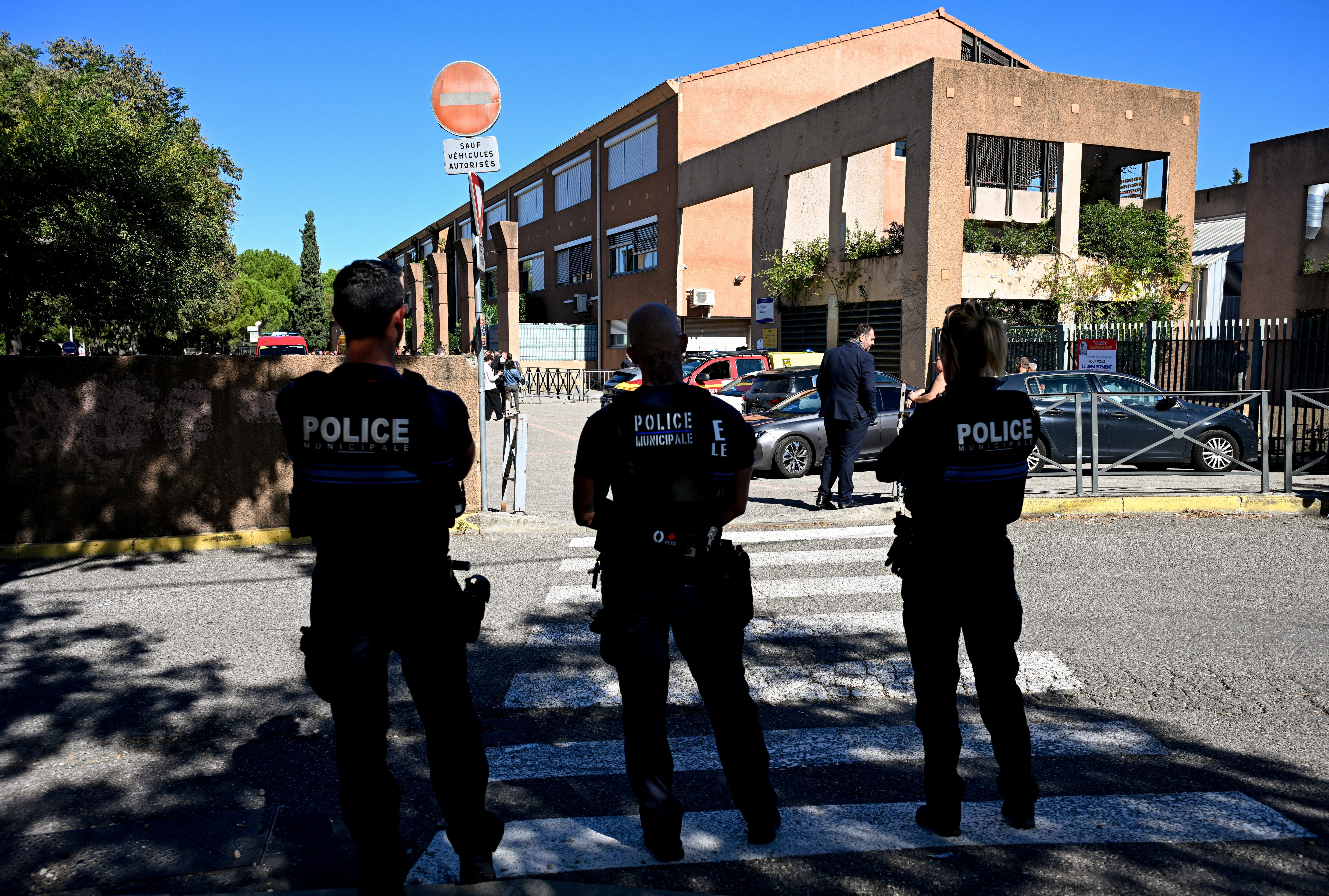 Em meio a protestos, ataque a tiros em escola da França é investigado pela procuradoria antiterrorismo