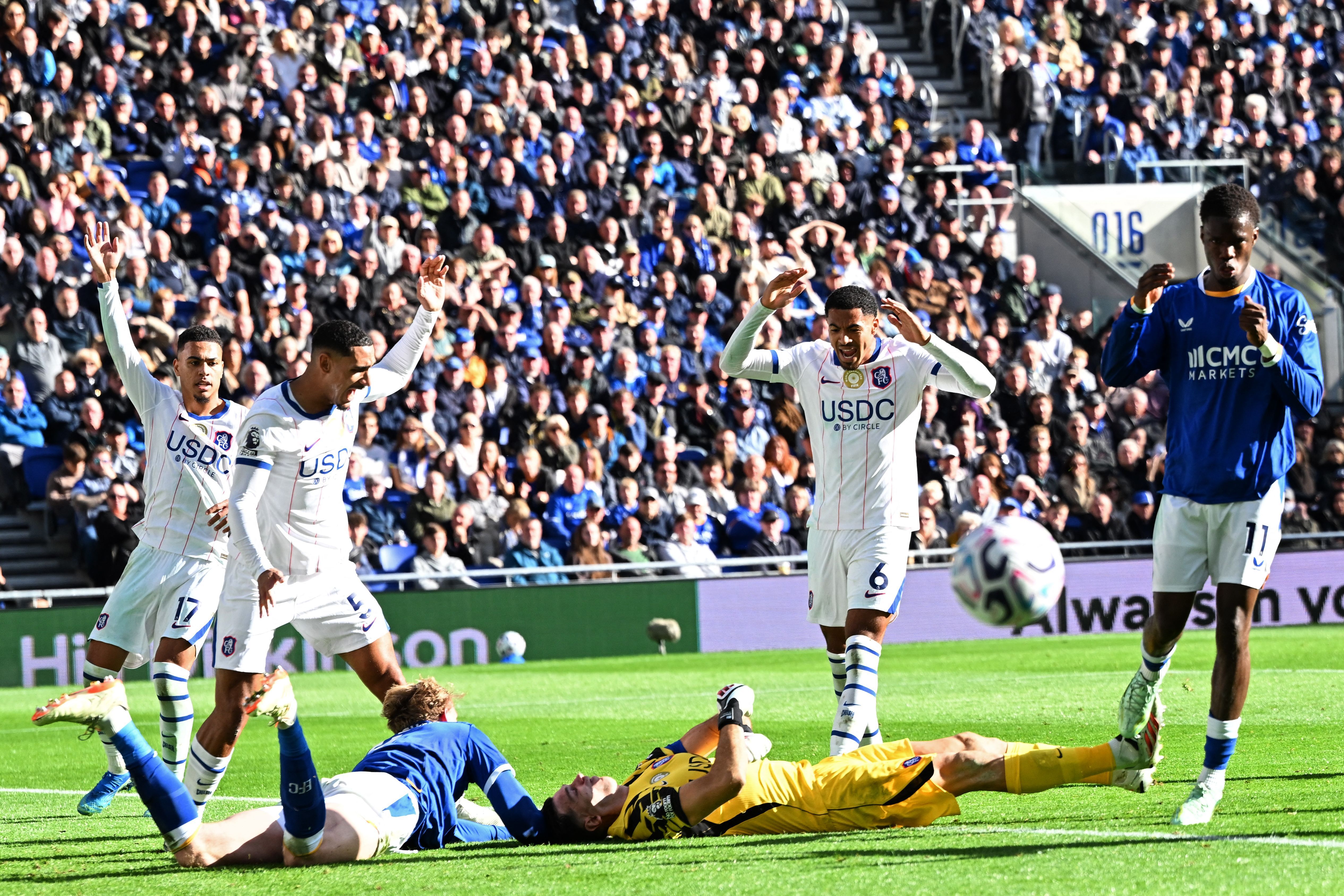 Dibu Martínez deixa jogo do Chelsea imobilizado em ambulância após choque na cabeça