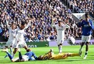 Dibu Martínez deixa jogo do Chelsea imobilizado em ambulância após choque na cabeça