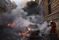 Protestos violentos contra o custo de vida abalam a França