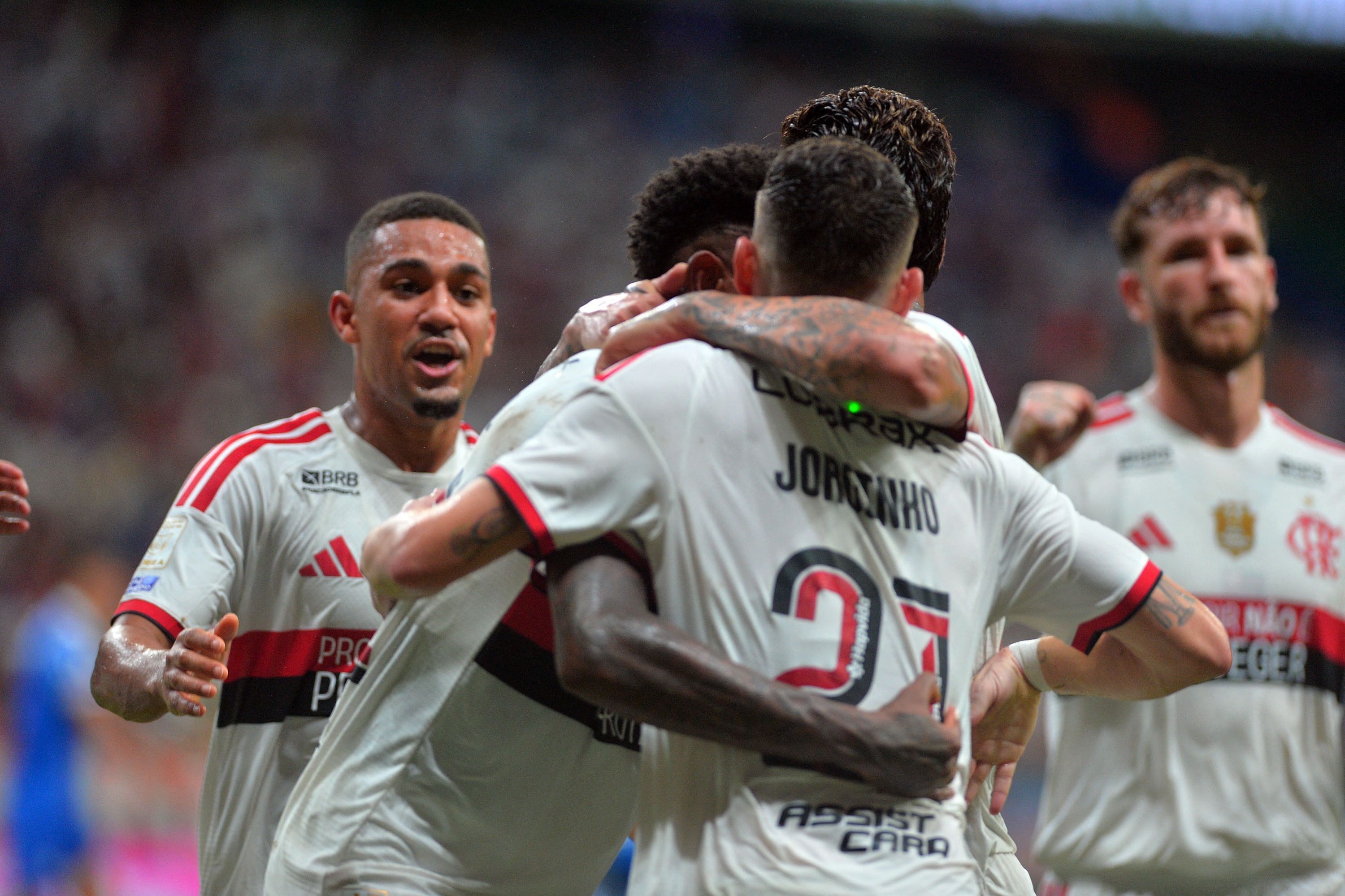 Flamengo goleia Bahia e retoma liderança do Brasileiro antes de 'decisão' na Libertadores