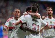 Flamengo goleia Bahia e retoma liderança do Brasileiro antes de 'decisão' na Libertadores