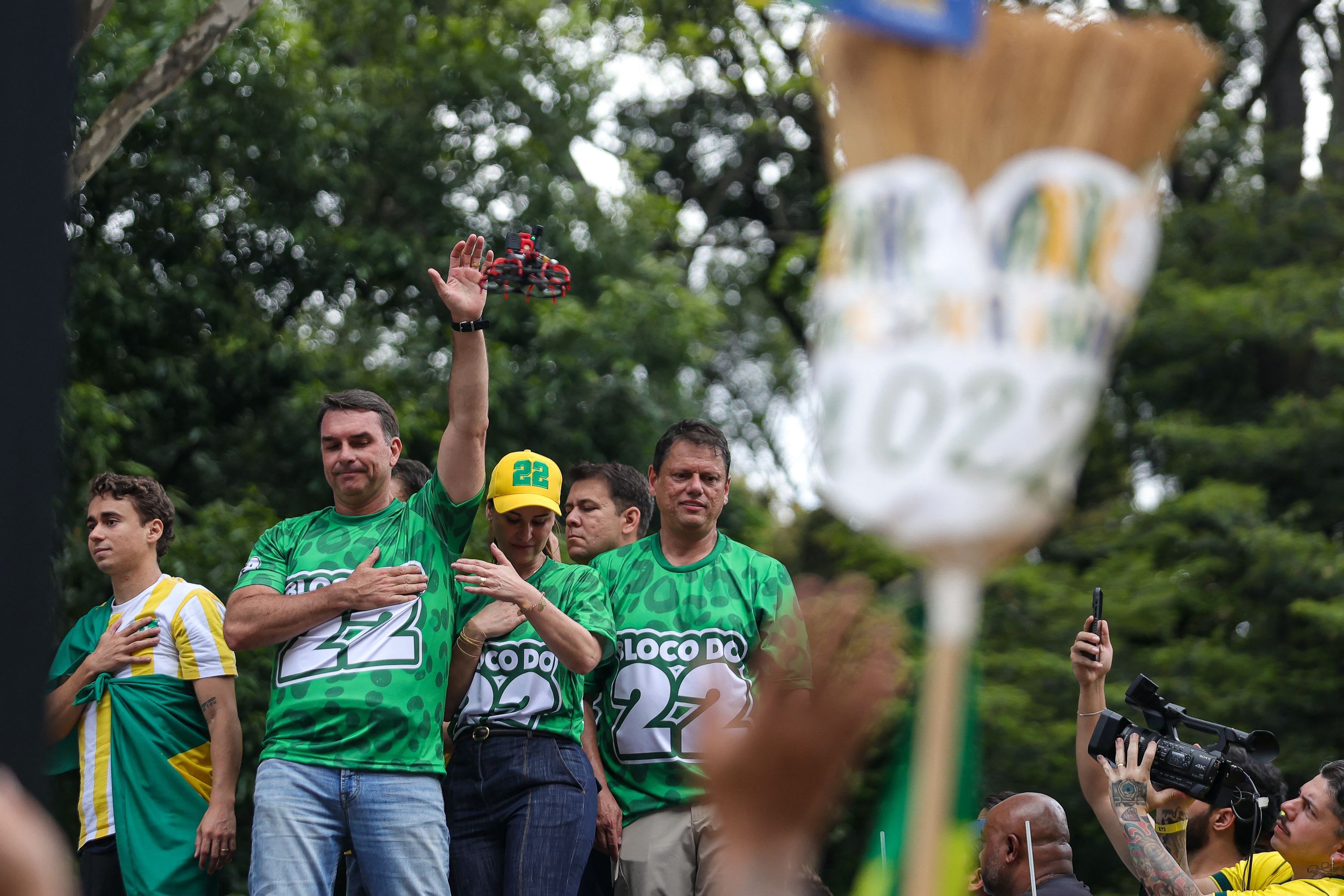 Na reta final campanha, Flávio Bolsonaro realiza 'Grande Encontro' em Guarulhos e prepara agenda em BH