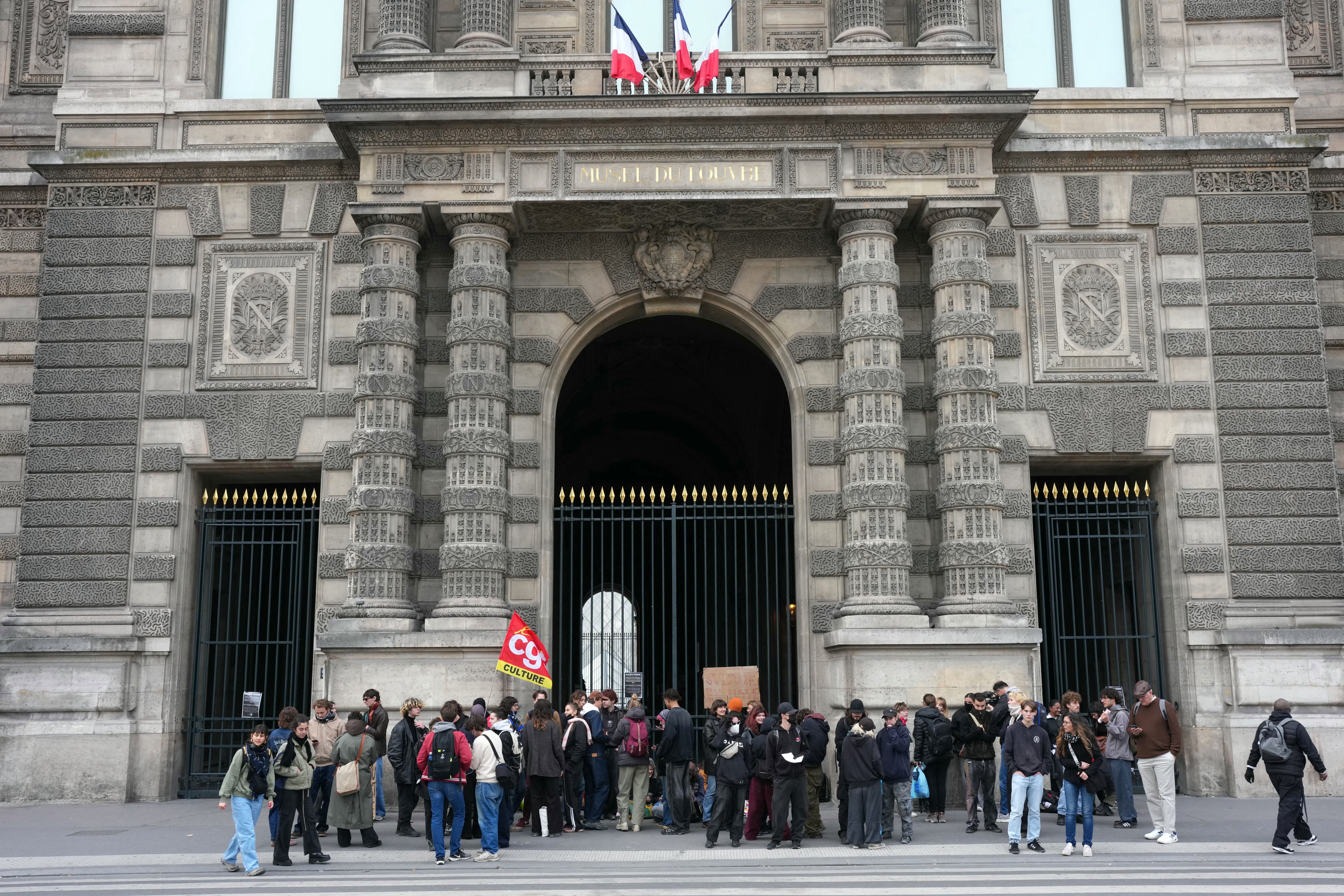 Protestos na França: Museu do Louvre é bloqueado por movimento estudantil em Paris