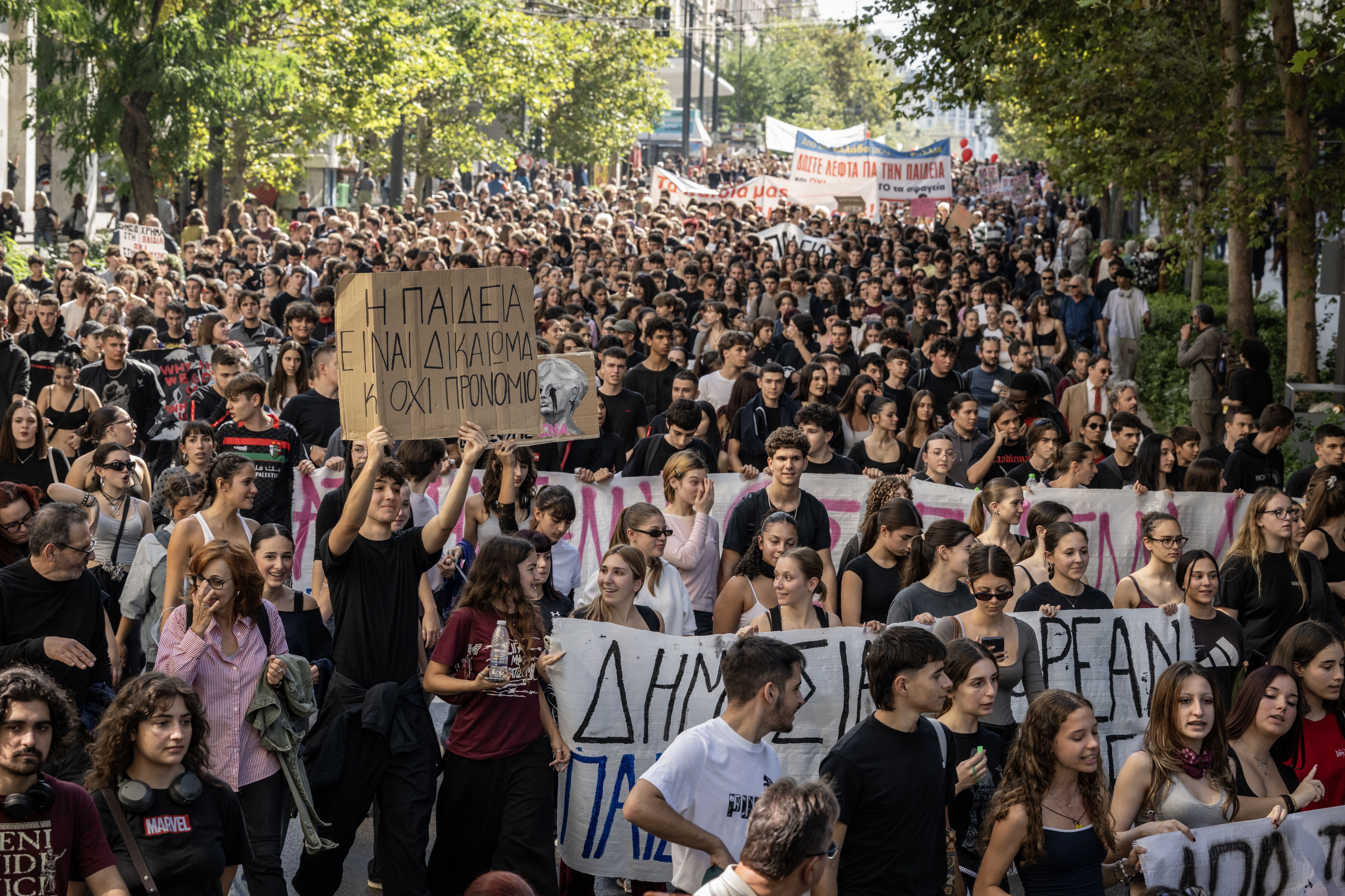 Ruas de Atenas, na Grécia, são ocupadas por protestos de estudantes, professores e funcionários públicos