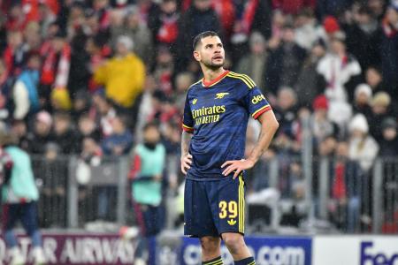 Bruno Guimarães em ação pelo Arsenal na Copa da Liga Inglesa
