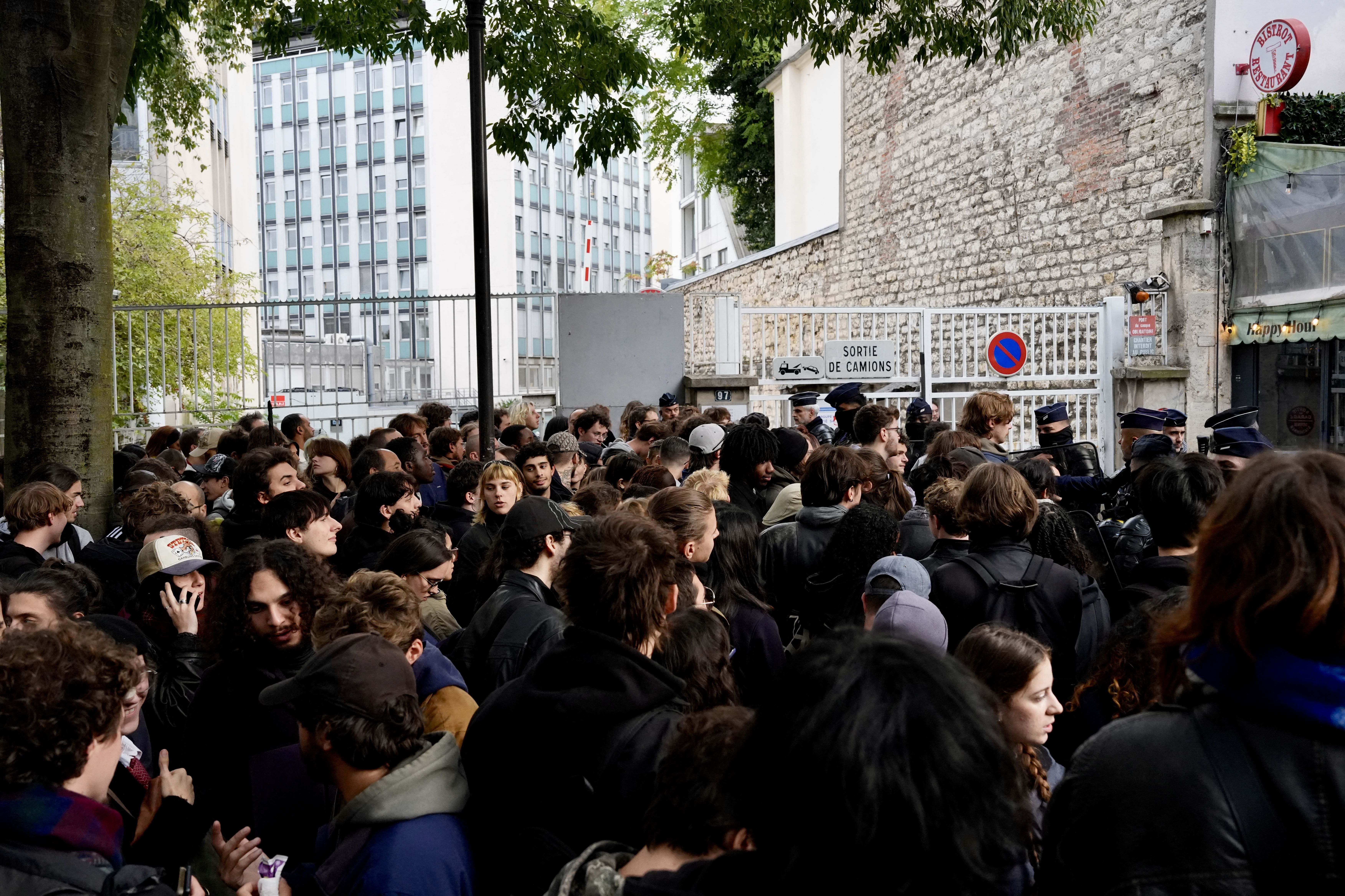 Manifestantes vão às ruas de Paris, após Justiça derrubar proibição de protestos na França