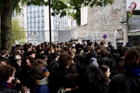 Estudantes vinculados à Interfac IDF reúnem-se em Paris, na França, no dia 22 de outubro de 2026, após a revogação da proibição de sua manifestação.